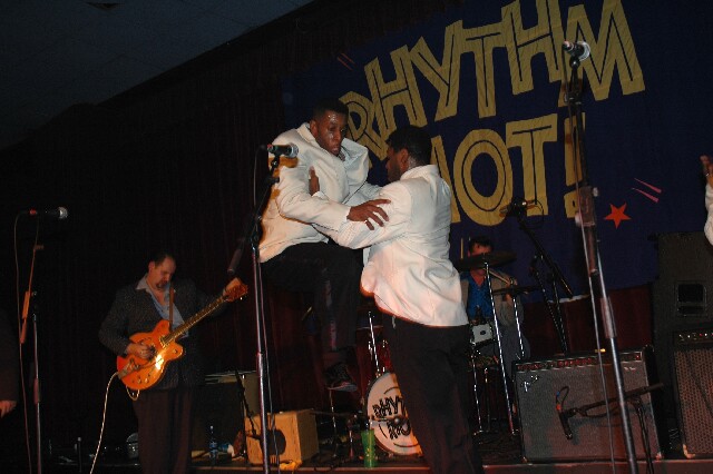 min 2004 11 27 riot s04 102